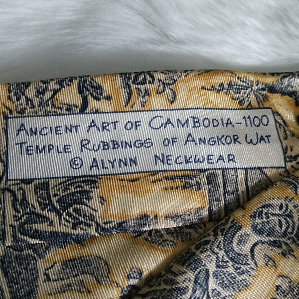 #4 COMING VINTAGE Angkor Wat Temple Carving Rubbing COPYRIGHTED SILK Tie - Picture 3 of 5